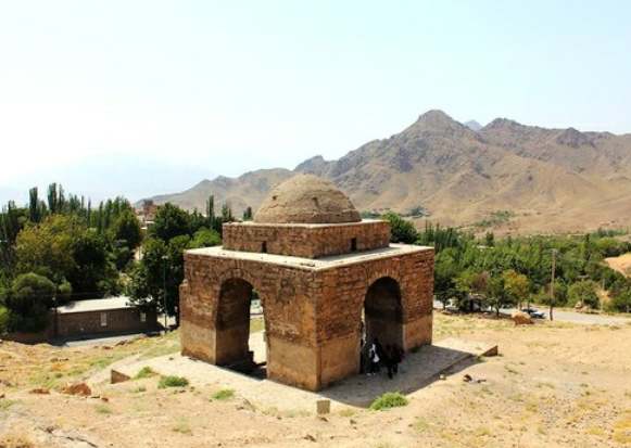 چهار طاقی نیاسر(زیگورات)