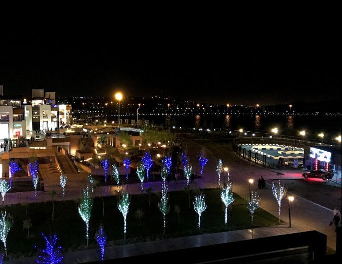 بام لند-مرکز خرید با چشم‌انداز دریاچه