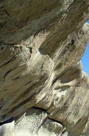 ایوان سنگی نیاق