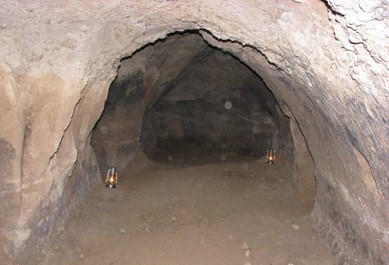 غار و پناهگاه زیرزمینی گلستان
