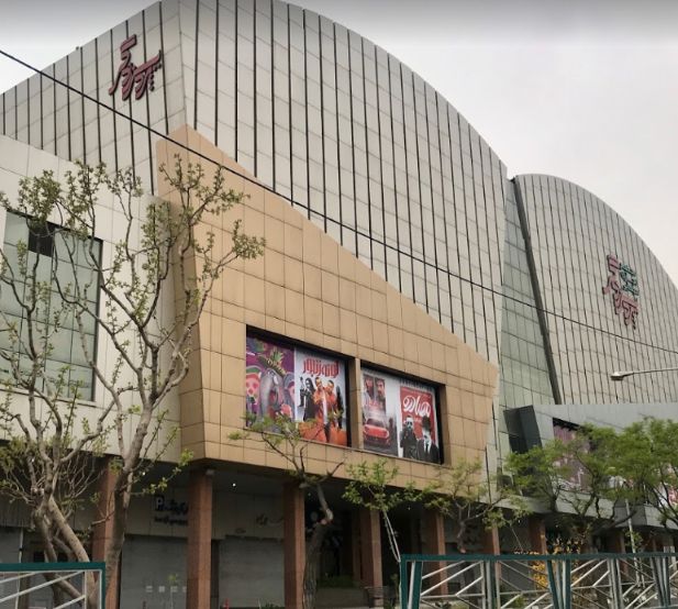 مجتمع تجاری و پردیس سینمایی زندگی 